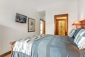 4 Bedroom Antlers Vacation Rental With Incredible Slopeside Views and 