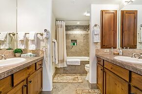 4 Bedroom Antlers Vacation Rental With Incredible Slopeside Views and 