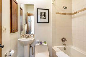 4 Bedroom Antlers Vacation Rental With Incredible Slopeside Views and 