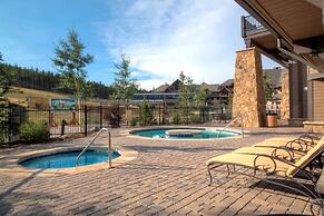 Ski in, Ski out 2 Bedroom Mountain Condo at the Base of Peak 7 with Qu