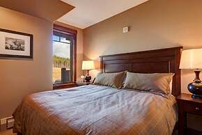 Ski in, Ski out 2 Bedroom Mountain Condo at the Base of Peak 7 with Qu