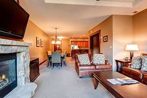 Ski in, Ski out 2 Bedroom Mountain Condo at the Base of Peak 7 with Qu
