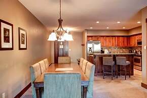 Ski in, Ski out 2 Bedroom Mountain Condo at the Base of Peak 7 with Qu