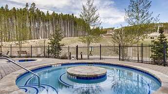 Ski in, Ski out 2 Bedroom Mountain Condo at the Base of Peak 7 with Qu