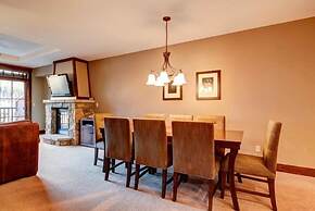 Ski in, Ski out 2 Bedroom Mountain Condo at the Base of Peak 7 with Qu