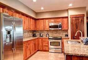 Ski in, Ski out 2 Bedroom Mountain Condo at the Base of Peak 7 with Qu