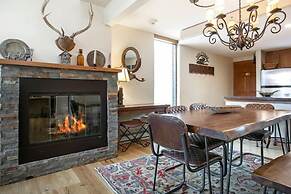 3 Bedroom Antlers Vacation Rental With Incredible Slopeside Views and 