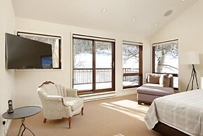 Snowmass Woodrun V 3 Bedroom Ski in, Ski out Mountain Residence in the