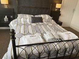 Beautifully Presented 6 bed 5 & a Half Bath House