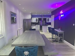 Beautifully Presented 6 bed 5 & a Half Bath House