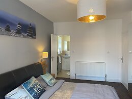 Beautifully Presented 6 bed 5 & a Half Bath House