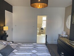 Beautifully Presented 6 bed 5 & a Half Bath House