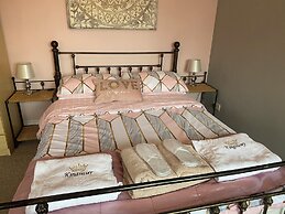 Beautifully Presented 6 bed 5 & a Half Bath House