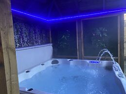 Beautifully Presented 6 bed 5 & a Half Bath House