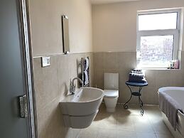 Beautifully Presented 6 bed 5 & a Half Bath House