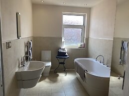 Beautifully Presented 6 bed 5 & a Half Bath House