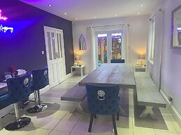 Beautifully Presented 6 bed 5 & a Half Bath House