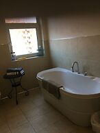 Beautifully Presented 6 bed 5 & a Half Bath House