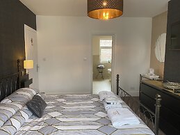 Beautifully Presented 6 bed 5 & a Half Bath House