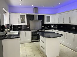 Beautifully Presented 6 bed 5 & a Half Bath House