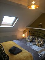 Beautifully Presented 6 bed 5 & a Half Bath House