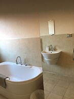 Beautifully Presented 6 bed 5 & a Half Bath House