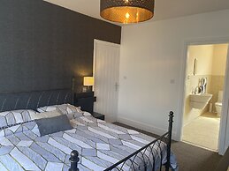 Beautifully Presented 6 bed 5 & a Half Bath House