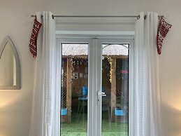 Beautifully Presented 6 bed 5 & a Half Bath House