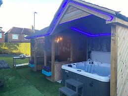 Beautifully Presented 6 bed 5 & a Half Bath House