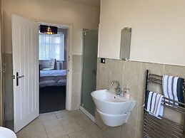 Beautifully Presented 6 bed 5 & a Half Bath House