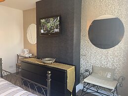 Beautifully Presented 6 bed 5 & a Half Bath House