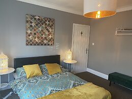 Beautifully Presented 6 bed 5 & a Half Bath House