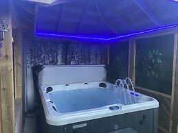 Beautifully Presented 6 bed 5 & a Half Bath House