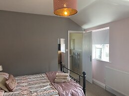 Beautifully Presented 6 bed 5 & a Half Bath House