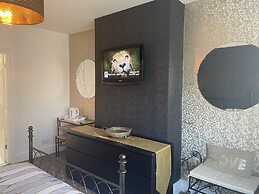 Beautifully Presented 6 bed 5 & a Half Bath House