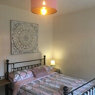 Beautifully Presented 6 bed 5 & a Half Bath House