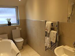 Beautifully Presented 6 bed 5 & a Half Bath House