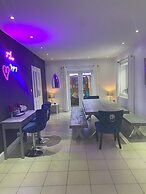 Beautifully Presented 6 bed 5 & a Half Bath House