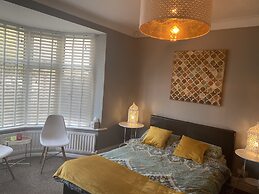 Beautifully Presented 6 bed 5 & a Half Bath House