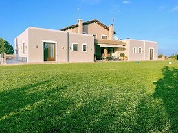 Luxurious Panoramic View Villa