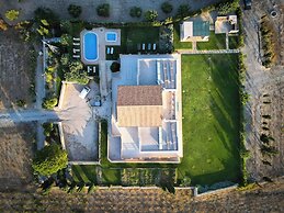 Luxurious Panoramic View Villa