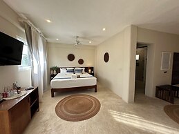 Noah Beach Hotel & Suites