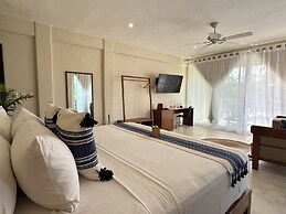 Noah Beach Hotel & Suites