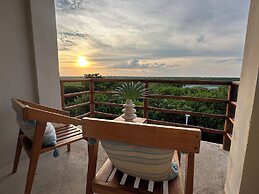 Noah Beach Hotel & Suites