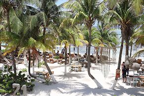 Noah Beach Hotel & Suites