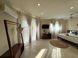 Noah Beach Hotel & Suites