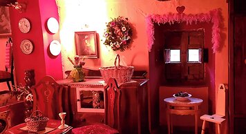 Room for Rent in Beautiful Rural House Ideal for Romantic Getaway