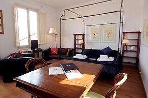 Charming Studio Apartment in Front of the Arno River