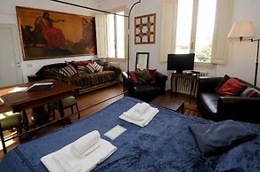 Charming Studio Apartment in Front of the Arno River