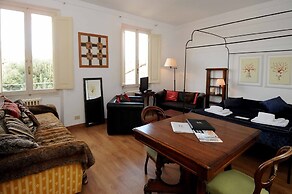 Charming Studio Apartment in Front of the Arno River